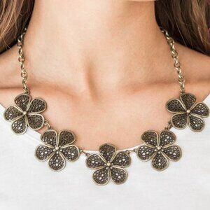 Paparazzi Jewelry Accessories - No Common Daisy - Brass Necklace - Vintage